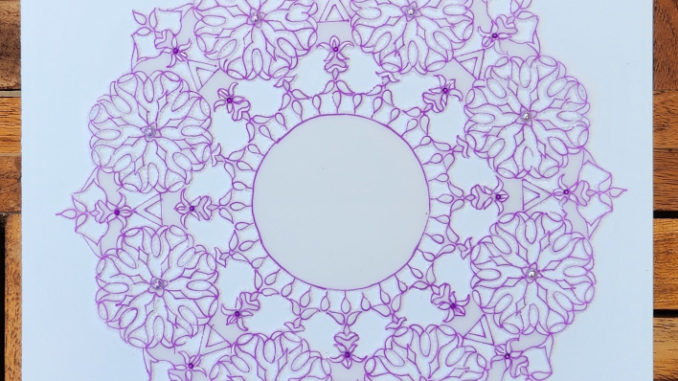 Dentelle fleurs violettes